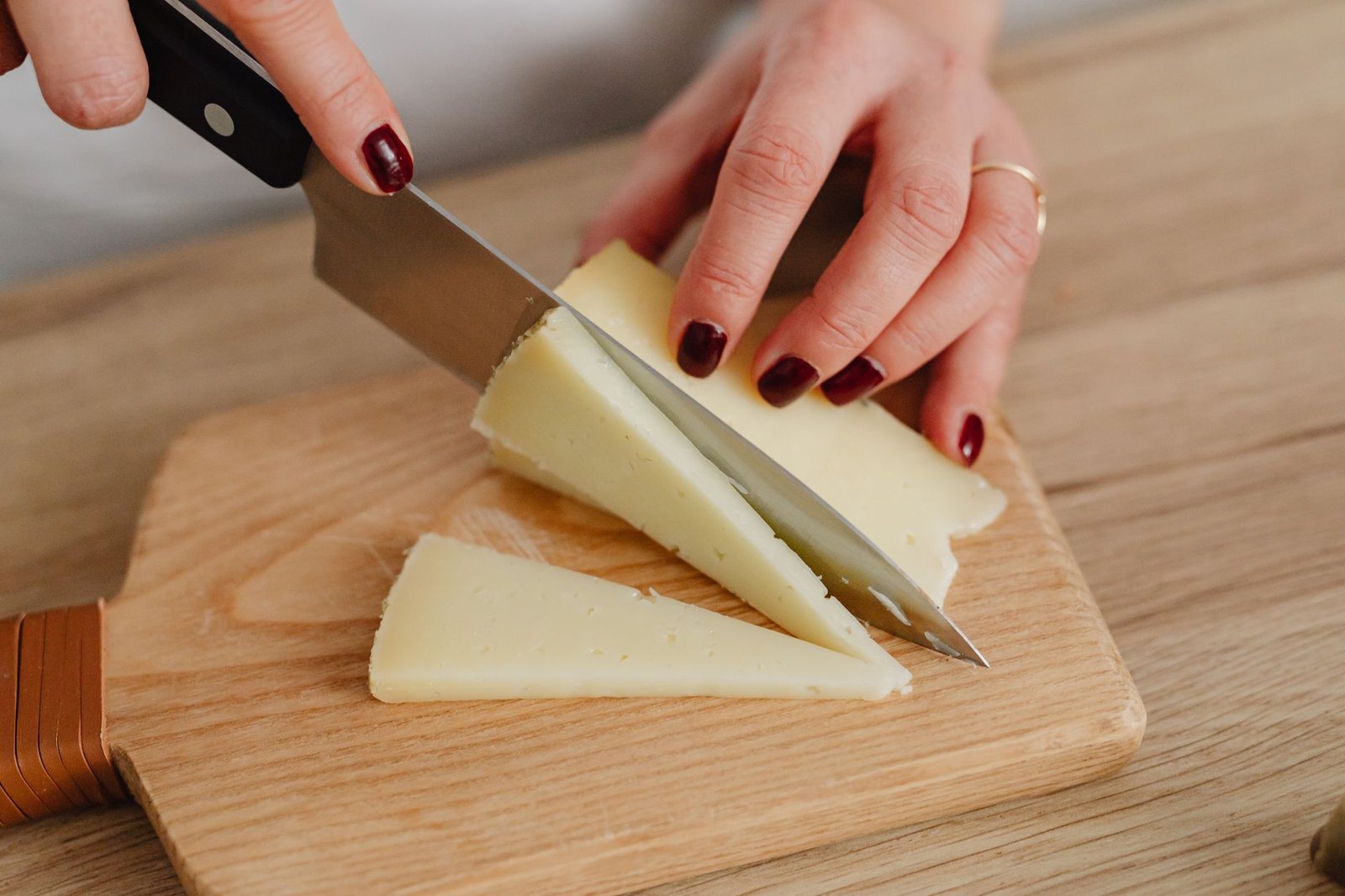 Pointe de fromage de brebis coupée montrant la texture dense de la pâte