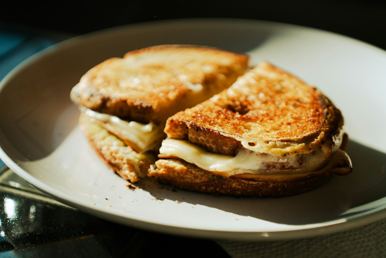 Tranche épaisse de fromage de brebis grillée à la poêle avec compotée d'oignons