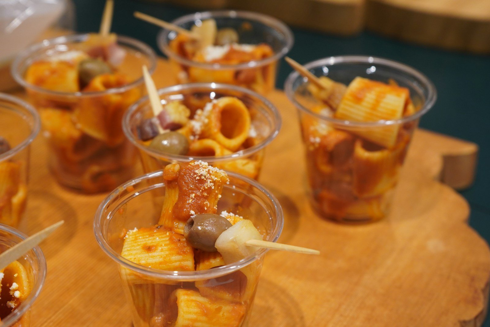 Petits verres de soupe froide espagnole servis en apéritif sur un plateau