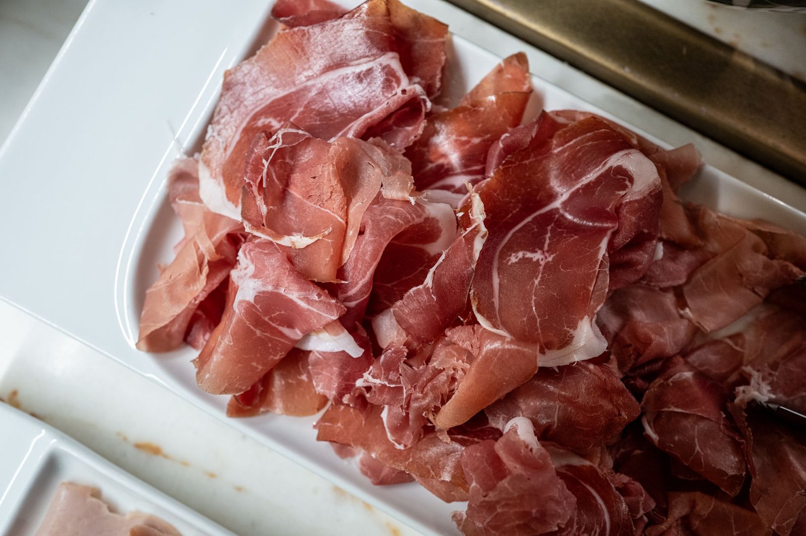Assiette de lamelles fines de charcuterie ibérique disposées en éventail