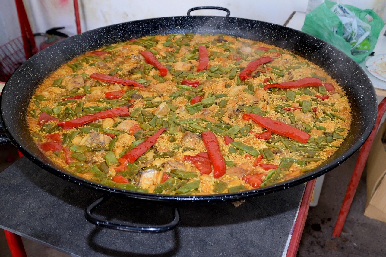 Bouillon doré frémissant dans une poêle large avec viande dorée et haricots