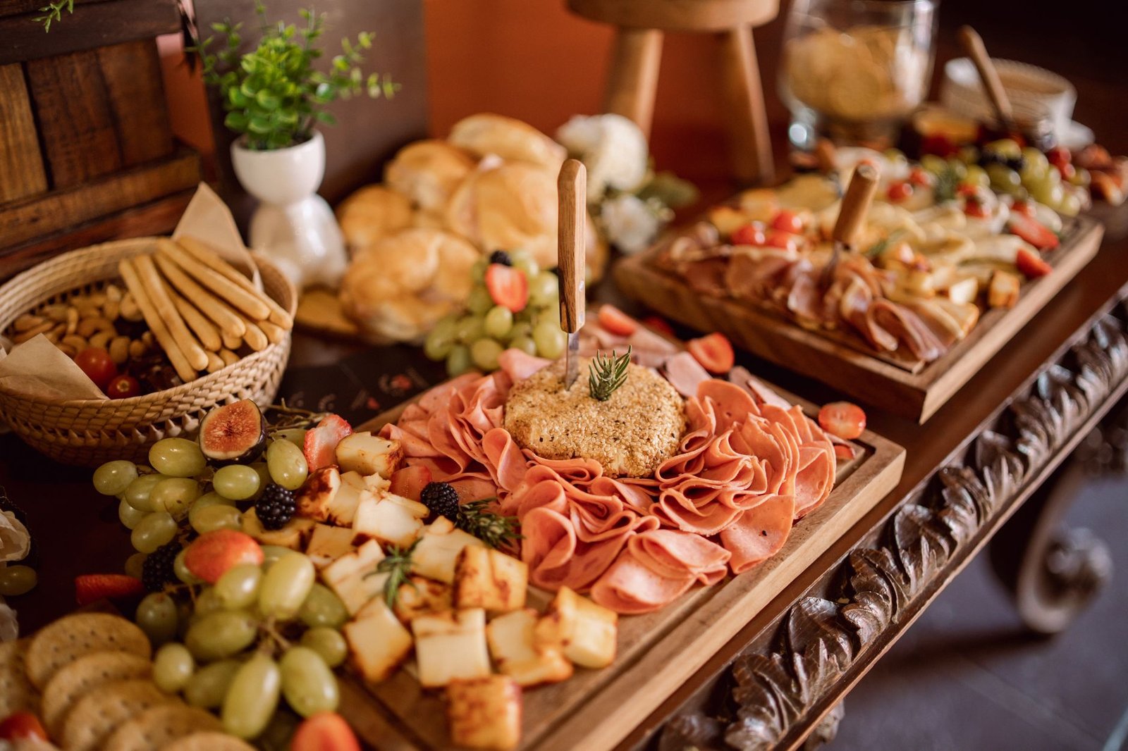 Table de buffet avec plateaux de charcuterie espagnole lors d'une réception