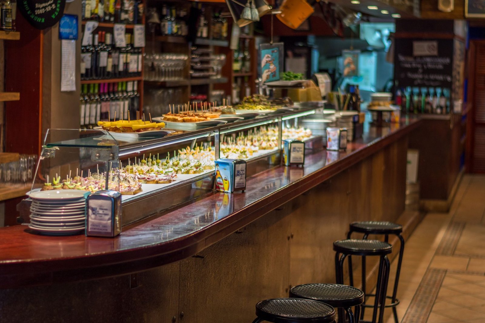 Comptoir en ardoise garni de pintxos basques variés piqués au bâtonnet