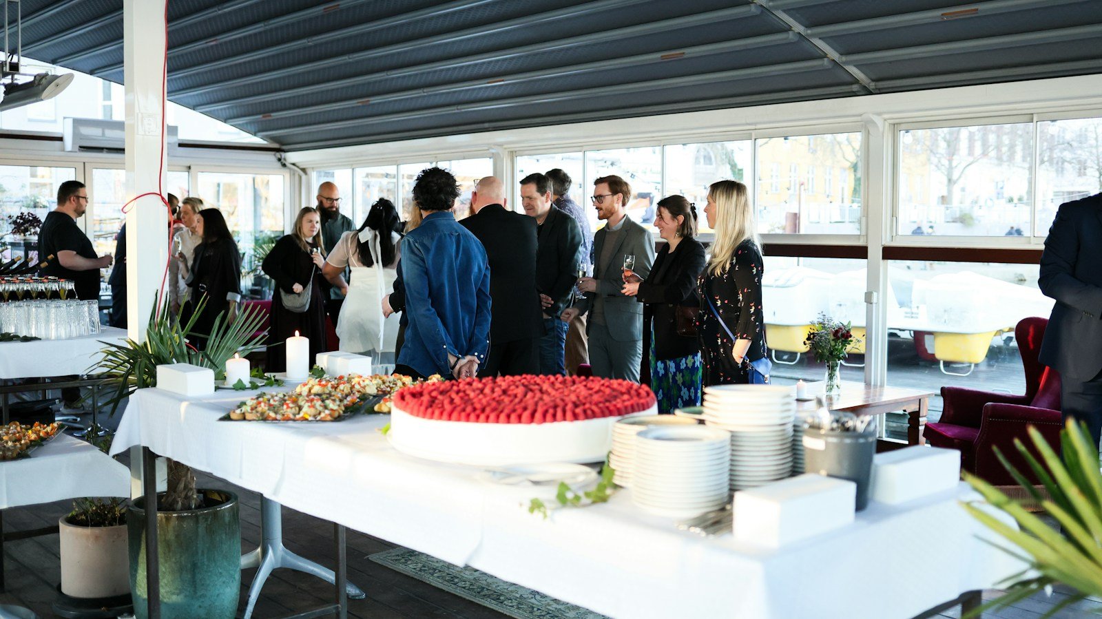Stations de buffet disposées en îlots pour fluidifier la circulation sur un grand événement
